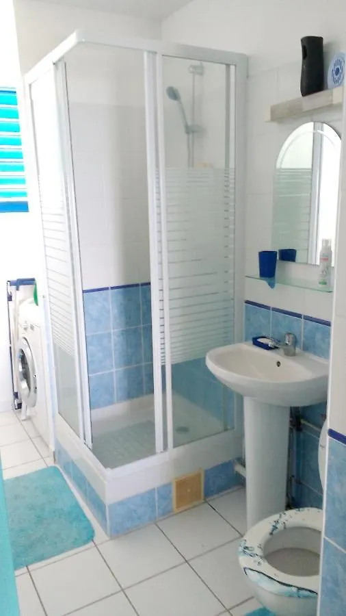 Vue Mer Sainte-Anne: Appartement avec Piscine et Balcon Martinique