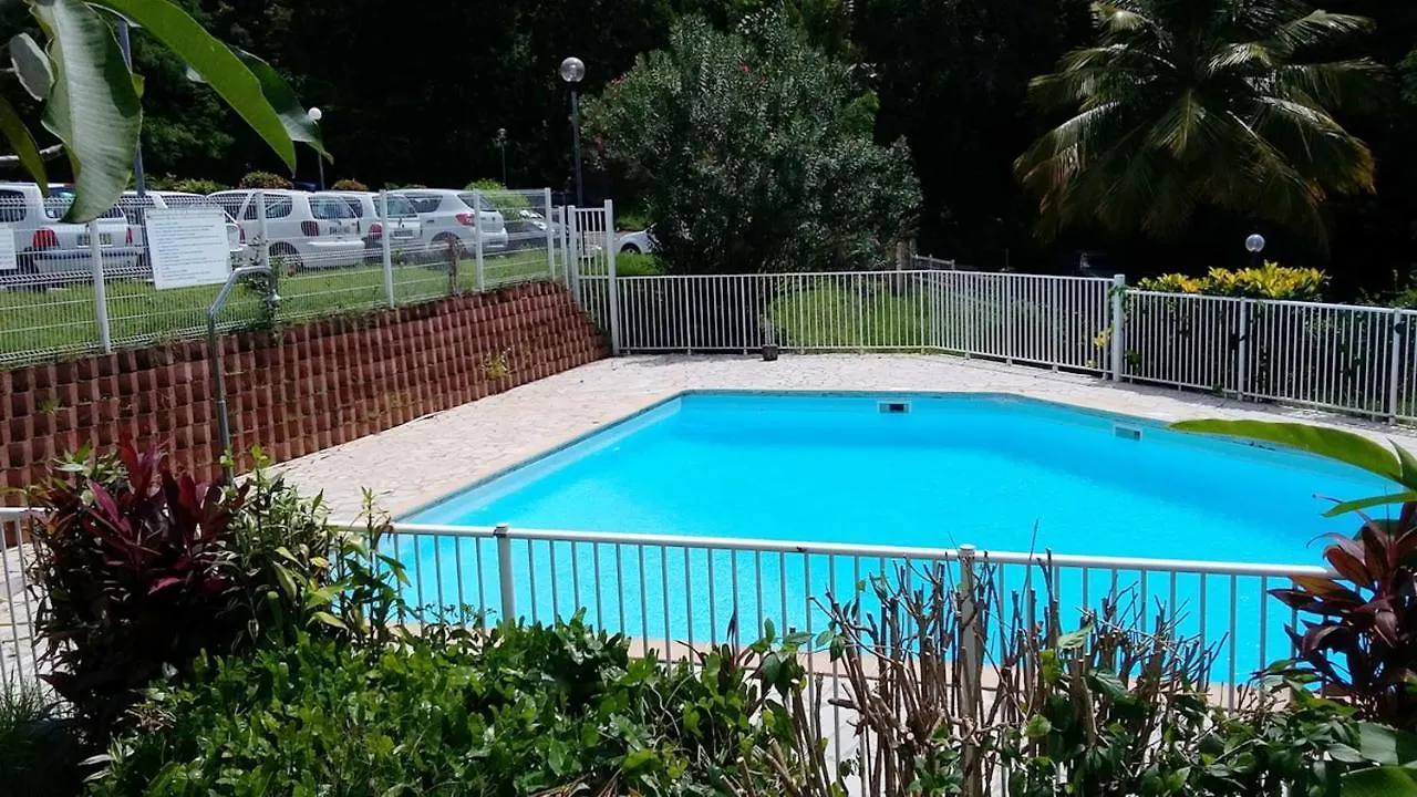 Vue Mer Sainte-Anne: Appartement avec Piscine et Balcon Martinique